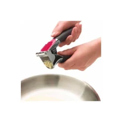 Presse ail auto nettoyant Oxo