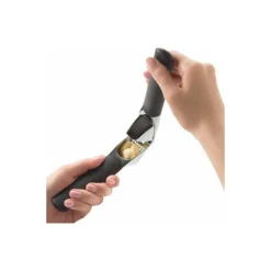 Presse ail auto nettoyant Oxo